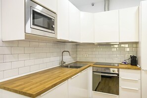 Een koelkast, een magnetron, een oven, een kookplaat