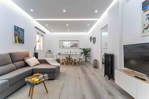 TV - Premium Apartment Heart of the City by TuriVida (Madrid)
