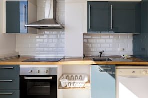 Wasserkocher mit Kaffee-/Teezubehör, Kühlschrank, Mikrowelle, Toaster