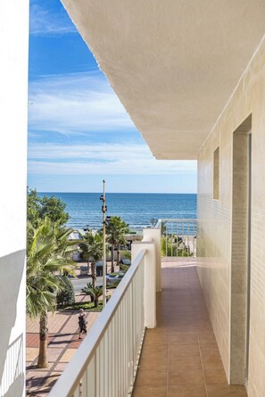 Property grounds - Sun, beach, and promenade, all close (Fuengirola)