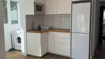 Wasserkocher mit Kaffee-/Teezubehör, Kühlschrank, Mikrowelle, Toaster