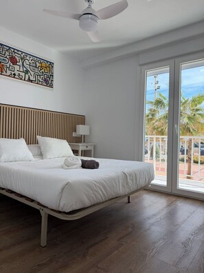3 bedrooms, iron/ironing board, bed sheets - Moments from the sea and scenic coastal walks. (Fuengirola)