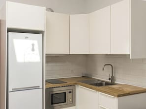 Réfrigérateur, micro-ondes, plaque de cuisson, cafetière/bouilloire