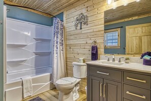 Bathroom - Peaceful Cabin - Secluded, Between Gatlinburg & Pigeon Forge (Sevierville)