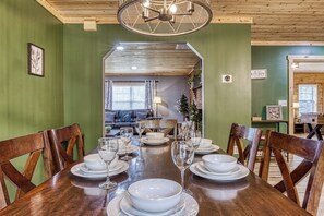 Dining - Peaceful Cabin - Secluded, Between Gatlinburg & Pigeon Forge (Sevierville)