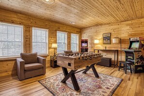 Games room - Peaceful Cabin - Secluded, Between Gatlinburg & Pigeon Forge (Sevierville)