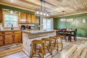 Dining - Peaceful Cabin - Secluded, Between Gatlinburg & Pigeon Forge (Sevierville)