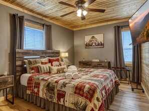 4 bedrooms, free WiFi, bed sheets - Peaceful Cabin - Secluded, Between Gatlinburg & Pigeon Forge (Sevierville)