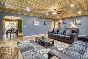 Smart TV, video games, table football - Peaceful Cabin - Secluded, Between Gatlinburg & Pigeon Forge (Sevierville)