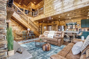 Smart TV, fireplace, video games, table football - Longview Lodge - Mountain Views, Hot Tub, Game Room (Gatlinburg)