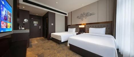 Une chambre d’hôtel avec deux lits, une télévision, une œuvre d’art accrochée au mur et une moquette à motifs.