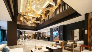 A spacious lobby with a high ceiling, modern lighting fixtures, and a reception desk. - Giorgio Morandi Hotel (Xuzhou City Center) (Xuzhou)