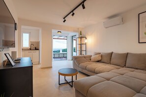Smart TV - Untouched nature • Perfect Sea View • Heated Pool • Beach 3 min Walk (Ljubljeva)