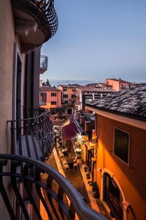 Superior Apartment, City View | Property grounds - Appartamenti La Grotta (Bardolino)