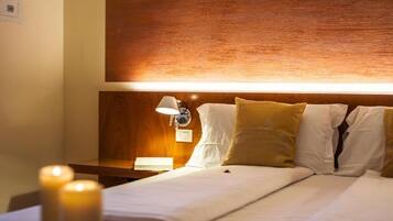 Apartamento superior, vista para a cidade | Cofres nos quartos, cortinas blackout, ferros/tábuas de passar roupa