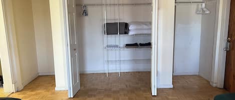 Iron/ironing board, WiFi, bed sheets