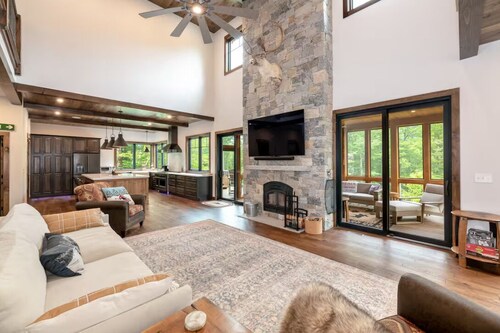 Step into this luxurious 6BR 4.5BA haven at South Peak near Loon Mountain—your relaxing retreat just minutes from adventure parks, skiing (via free shuttle), breweries, trails, and scenic landmarks. <br>✔ Sleeps 15<br>✔ New Custom Build<br>✔ Designer