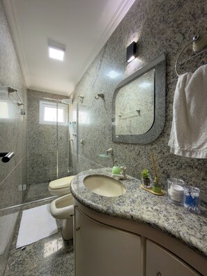 Shower, hair dryer, bidet, towels - Your refuge in Guarujá, just steps from the beach! BRA (Guarujá)