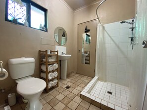 Shower, hair dryer, towels, soap - Jungle Hut - RARE absolute beachfront! (Dundee Beach)