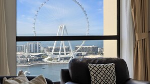 Blick auf ein Riesenrad und eine Brücke vom Fenster eines Hotelzimmers.