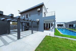 Outdoor pool, pool umbrellas, pool loungers - chezbabo (Ngaparou)