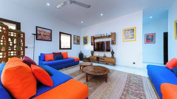 Comfort Quadruple Room, Resort View | Living area