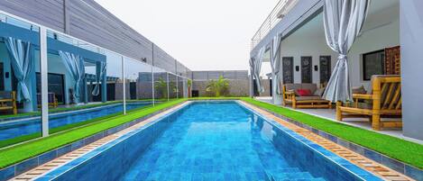 Piscine extérieure, parasols de plage, chaises longues
