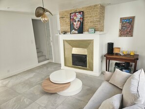 TV, fireplace - House in the heart of Ars en Ré (Ars-en-Ré)