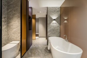 Shower, pengering rambut, handuk, dan sabun