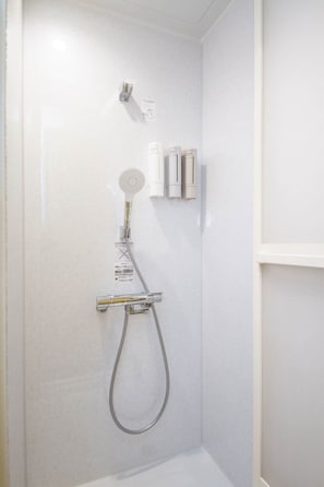Shower, hair dryer, bidet, towels - Setagaya Secret House (Setagaya)