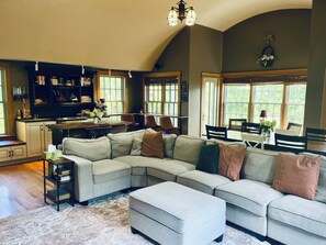 Unclassified image, 2 of 13, button - Luxury King Bedroom Retreat Apartment in Historic Smithfield with waterway views (Smithfield)