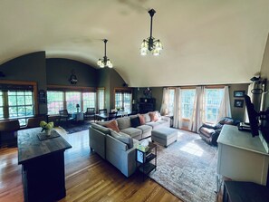 Unclassified image, 3 of 13, button - Luxury King Bedroom Retreat Apartment in Historic Smithfield with waterway views (Smithfield)