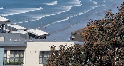 Barefoot Bliss! Simple large beach house!