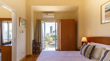 Departamento, balcón, vista a la ciudad | Escritorio, tabla de planchar con plancha y wifi gratis