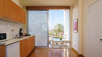 Appartement, balcon, vue ville | Cuisine privée | Réfrigérateur, micro-ondes, four, plaque de cuisson