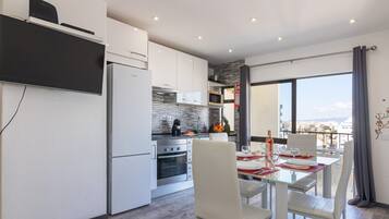 Réfrigérateur, four à micro-ondes, un four, surface de cuisson