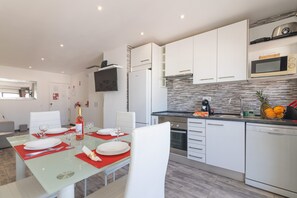 Frigorífico, microondas, horno y placa de cocina