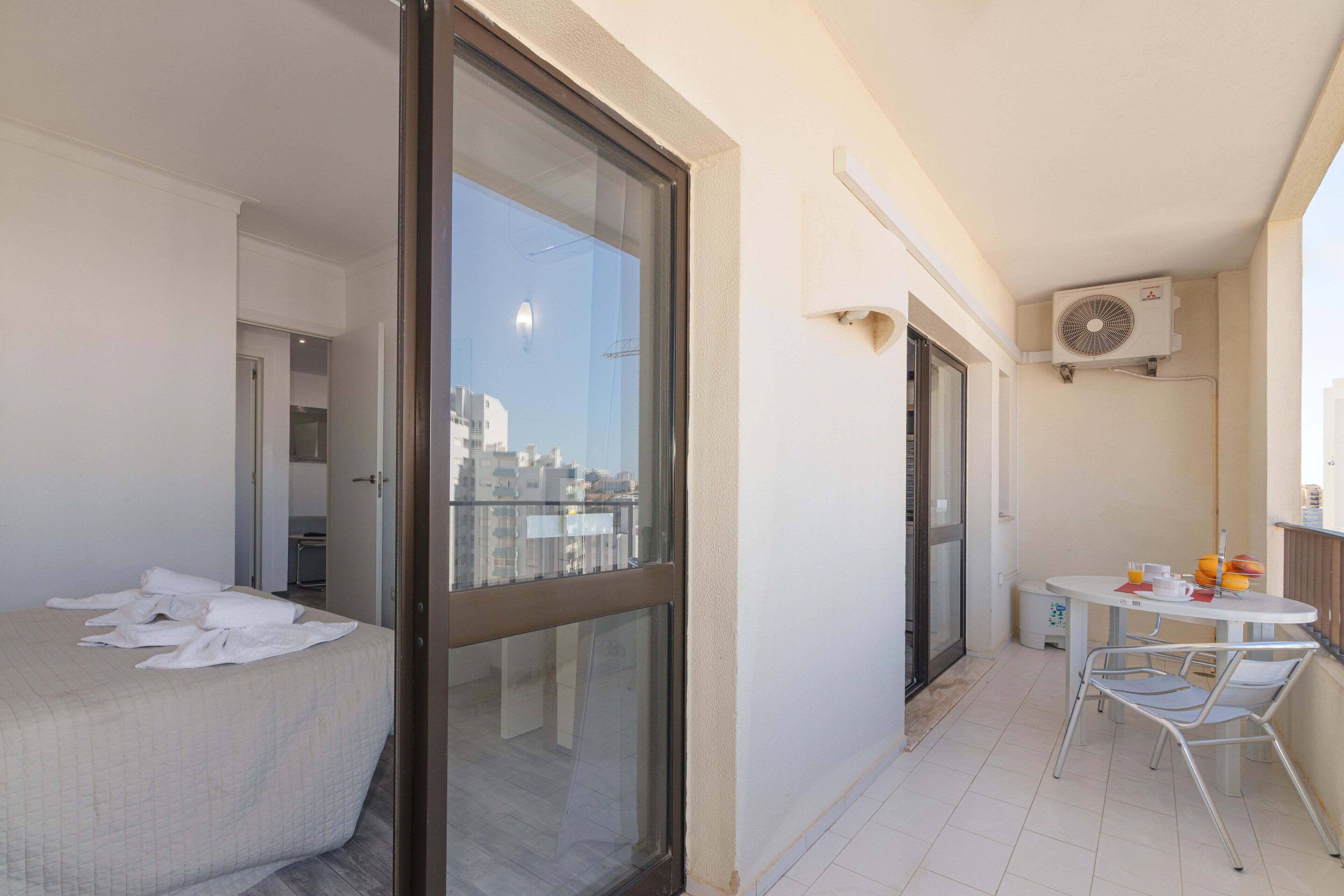 Tabla de planchar con plancha, wifi y ropa de cama 