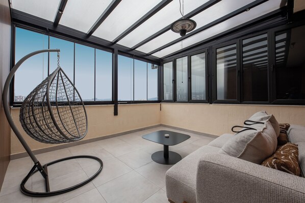 Deluxe Twin Room, City View | Living area | Printers