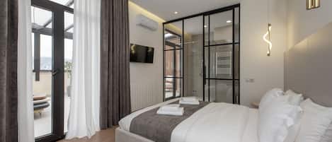 Luxury Room | Desk, laptop workspace, blackout curtains, soundproofing