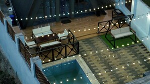 A modern house with a sloped roof, a swimming pool, and outdoor seating. - Cozy A-Frame house in Gabala.
Nature retreat with mountain view and Heated pool (Gebele)