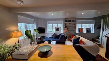 Casa, 1 quarto, varanda, vista para o jardim | Área de estar | Livros