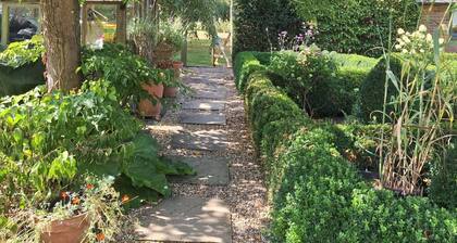 The Smarden Snug for Garden Lovers