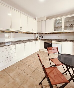 Fridge, oven, dishwasher, coffee/tea maker - 3 Bedroom with pool in Poço Partido (Carvoeiro)