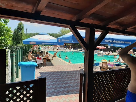 Seasonal outdoor pool. Popas Turistic Zavoiul