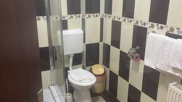 Dobbeltrom, hageutsikt | Bad | Dusj, håndklær, såpe og sjampo