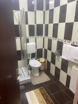Double Room, Garden View | Bathroom | Shower, towels, soap, shampoo - Popas Turistic Zavoiul (Cosmesti)