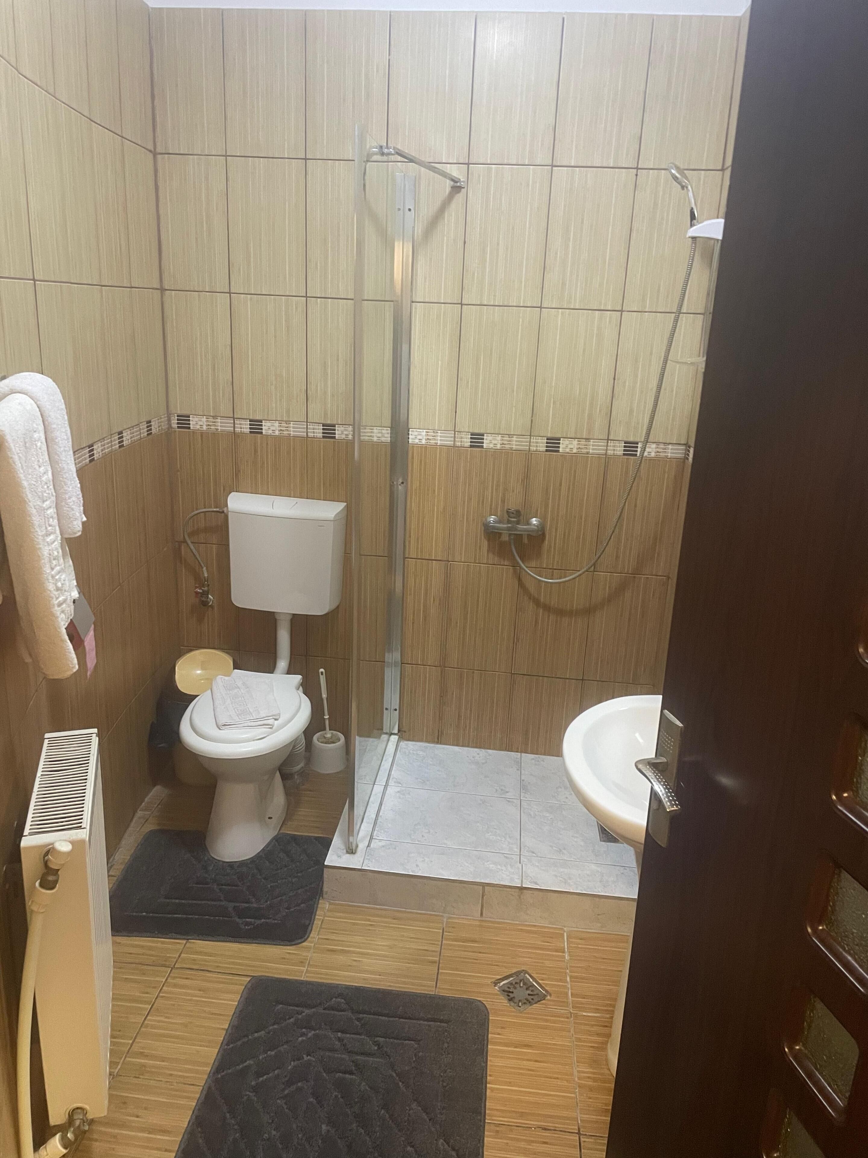 Doppelzimmer, Gartenblick | Badezimmer | Dusche, Handtücher, Seife, Shampoo