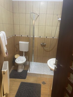 Double Room, Garden View | Bathroom | Shower, towels, soap, shampoo - Popas Turistic Zavoiul (Cosmesti)