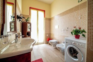 Departamento clásico, balcón | Baño